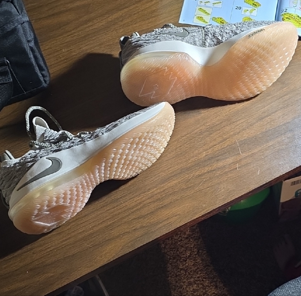 Nike LeBron 15 Low "Light Bone" - Picture 3 of 3
